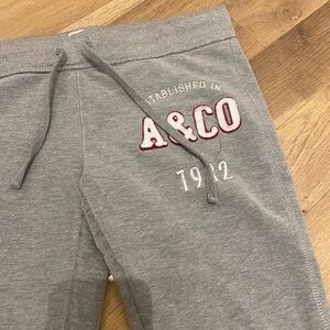 Y2k vintage 2000s Aeropostale capri joggers in perfect condition!!